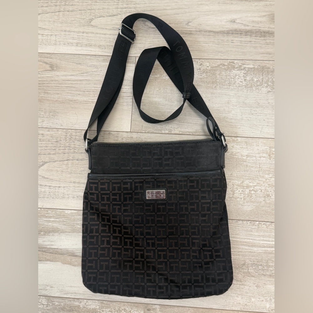 Tommy Hilfiger Black Jacquard Messenger Crossbody Bag Monogram Purse EUC